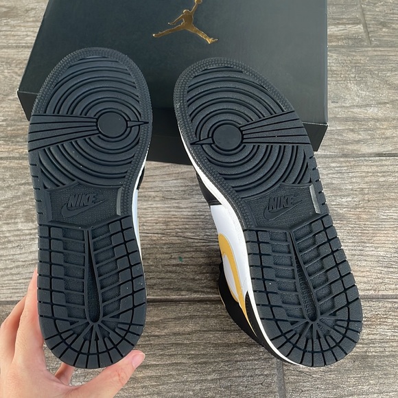 Air Jordan 1 Mid Youth/Women’s Sneakers - Picture 7 of 7